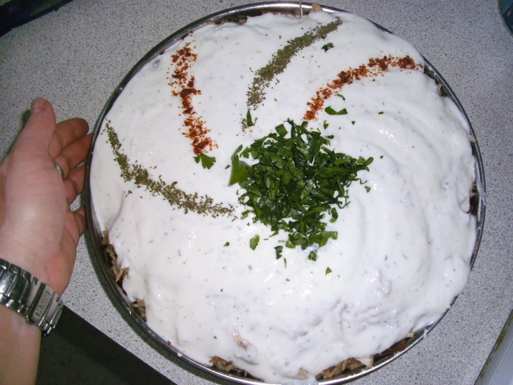 Fatteh-Pui cu orez in iaurt usturoiat pe pat de lipie