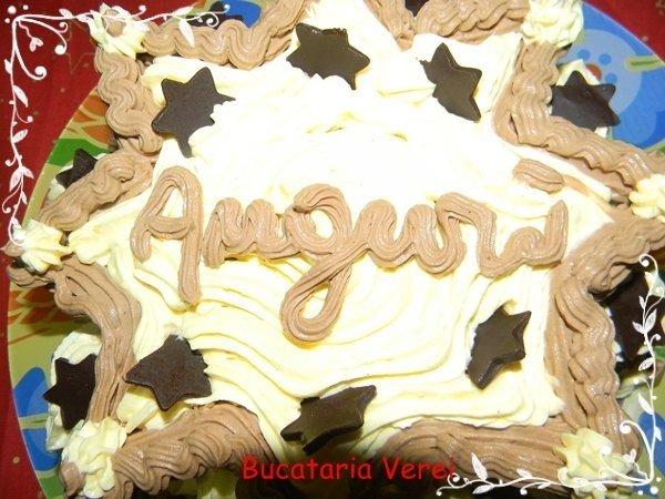 Tort de cozonac umplut cu crema chantilly