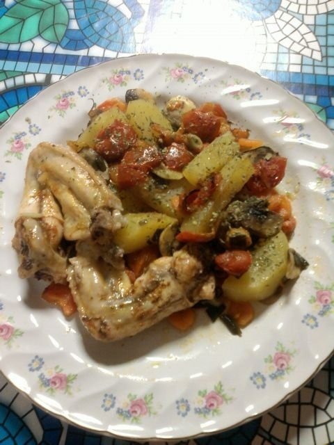 Aripi de pui cu legume la cuptor