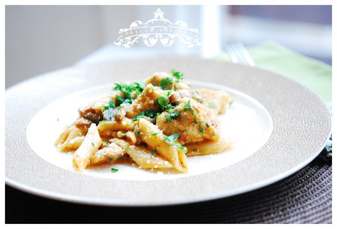 Penne cu ciuperci, piept de pui si sos de tomate