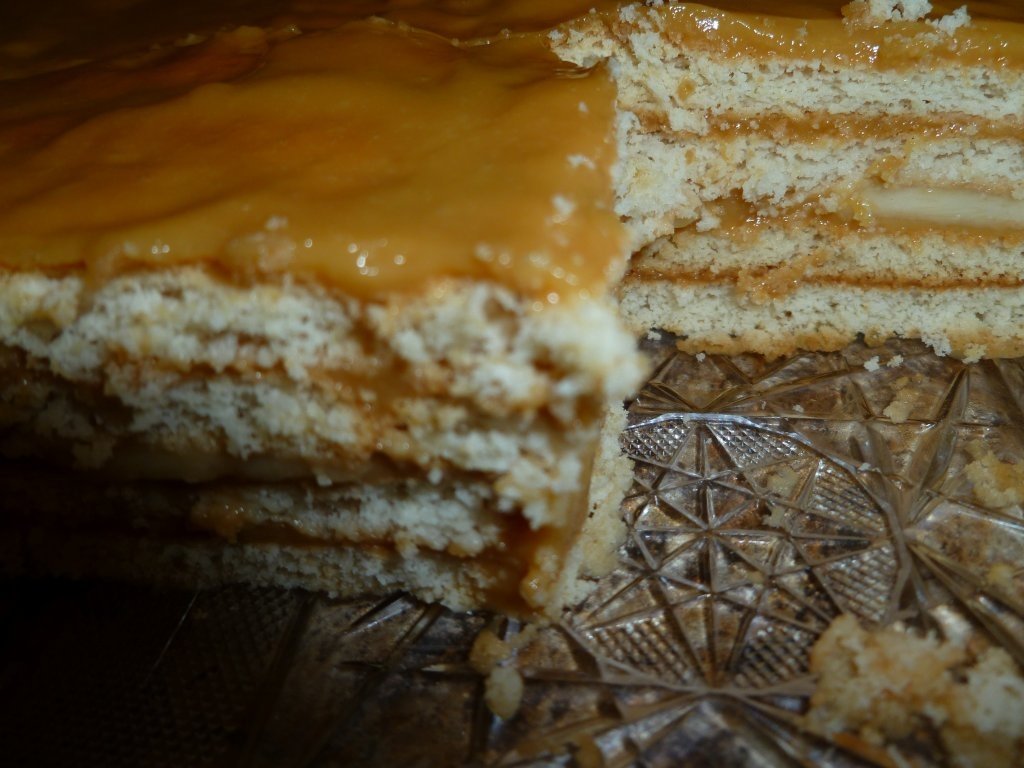 Tort de biscuiti in lapte, cu budinca, fructe, nuci