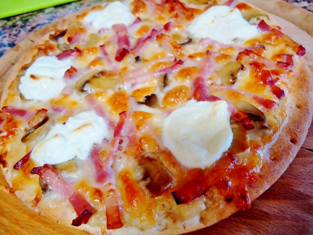 Pizza cu sos de ciuperci si crema de branza