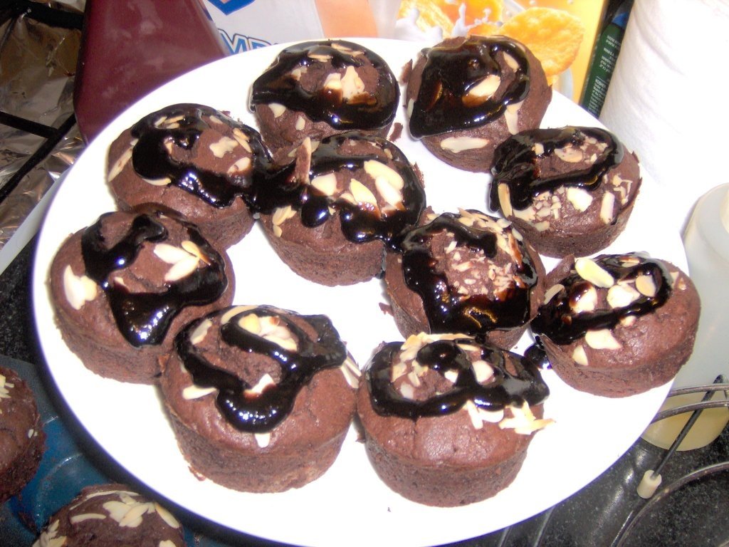 Muffins cu ciocolata, migdale si sirop de ciocolata
