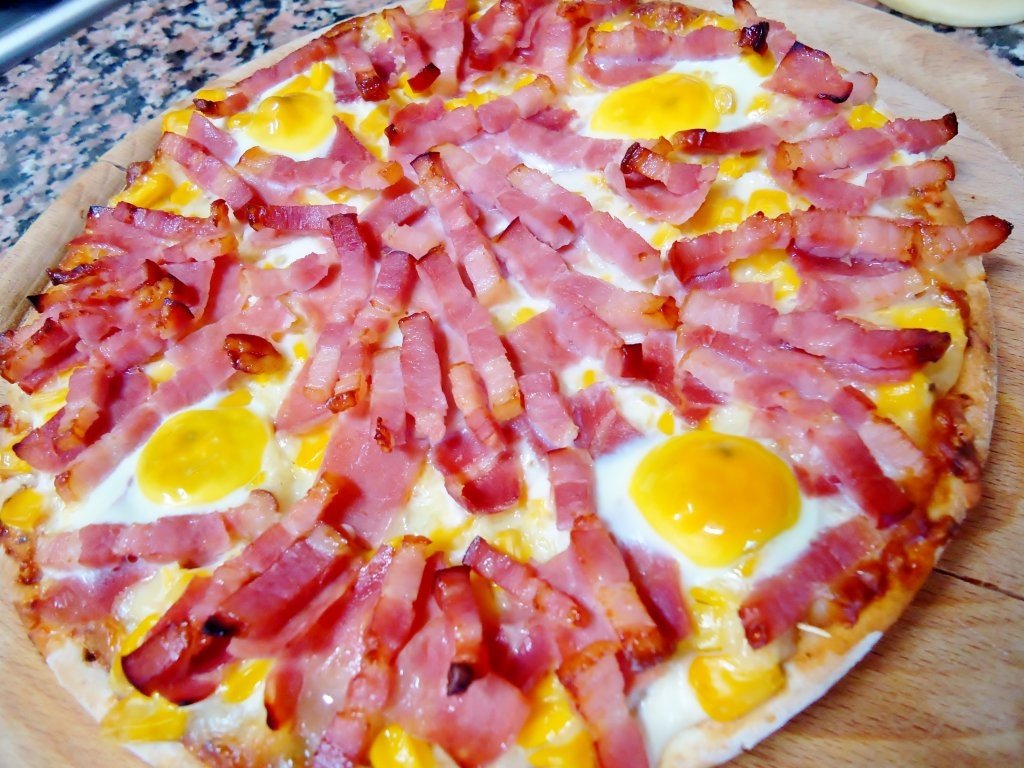 Pizza cu porumb si oua de prepelita