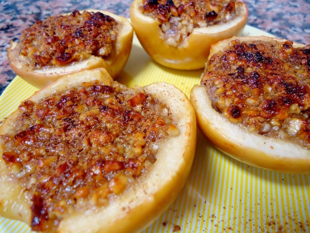 Mere umplute cu nuci