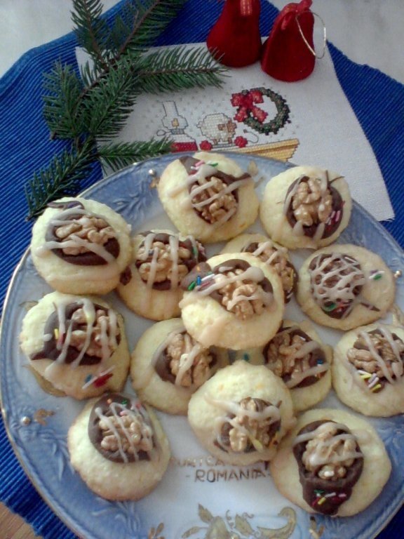 Fursecuri cu nuci si coaja de portocala