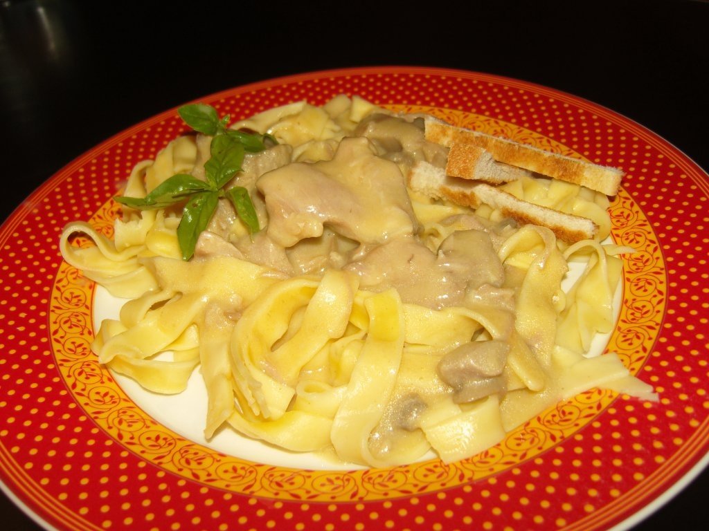 Pulpa de curcan in sos alb