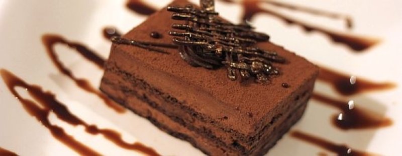 Tort pufos cu ciocolata si unt de arahide