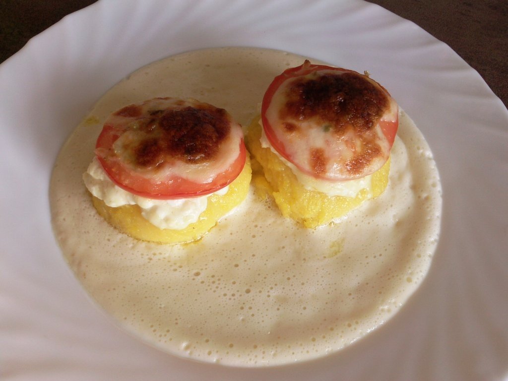 Gogoase din mamaliga in sos cu cascaval