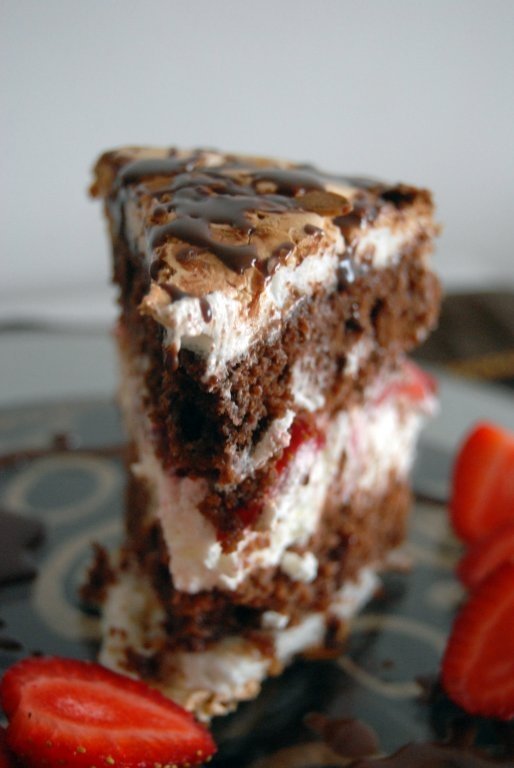 Tort meringue cu ciocolata si capsune