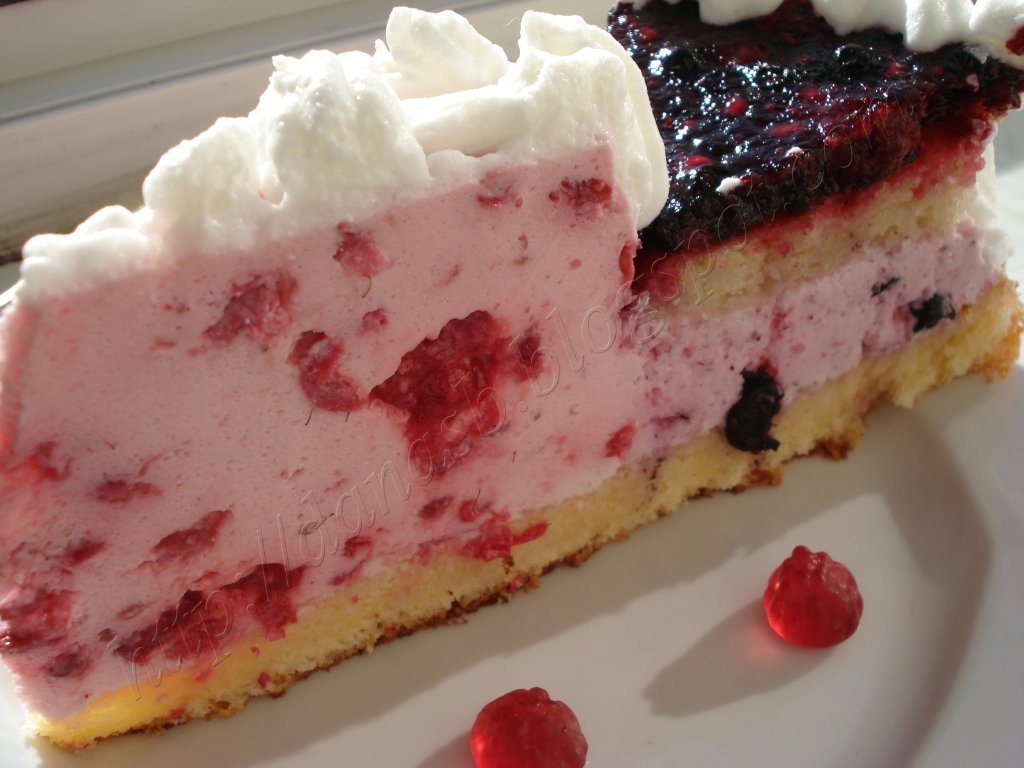 Tort cu Fructe de Padure