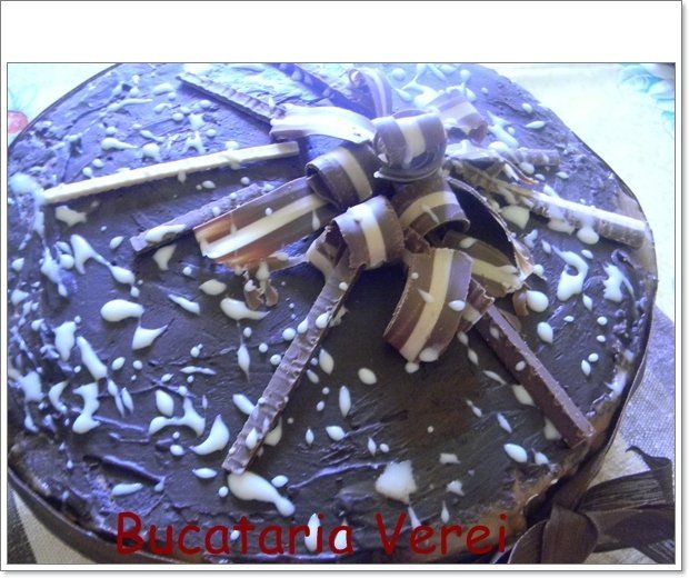 Tort de inghetata cu bezea si 3 creme