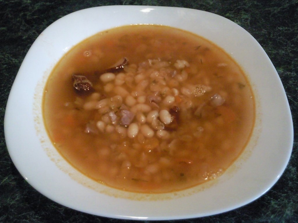 Ciorba de fasole boabe cu soric si afumatura