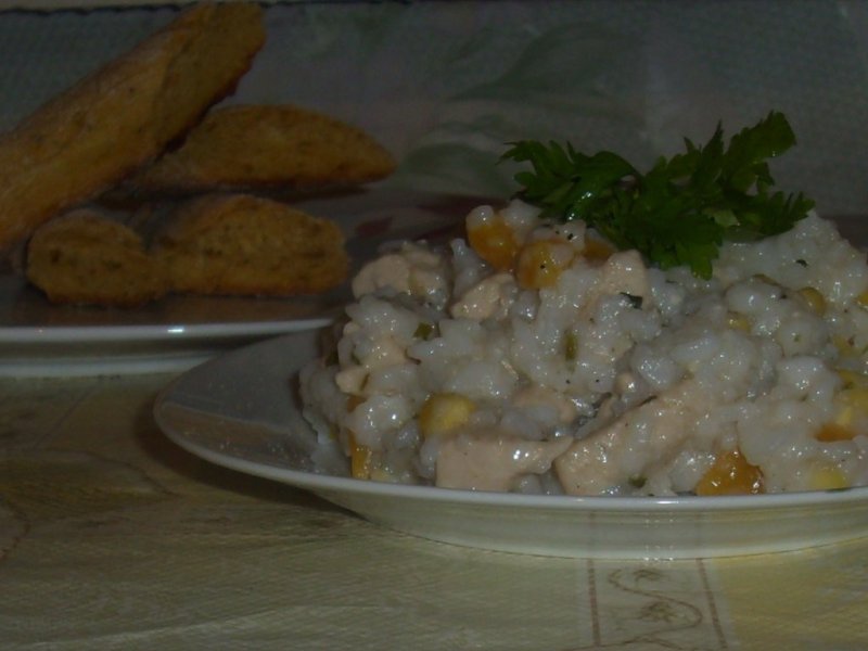 Salata de orez cu pui, ardei si porumb Retete culinare Gustos.ro