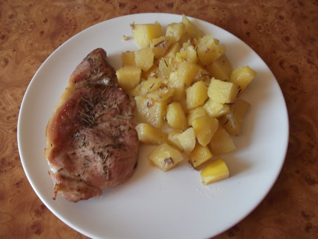 Ceafa de porc pe pat de cartofi la cuptor