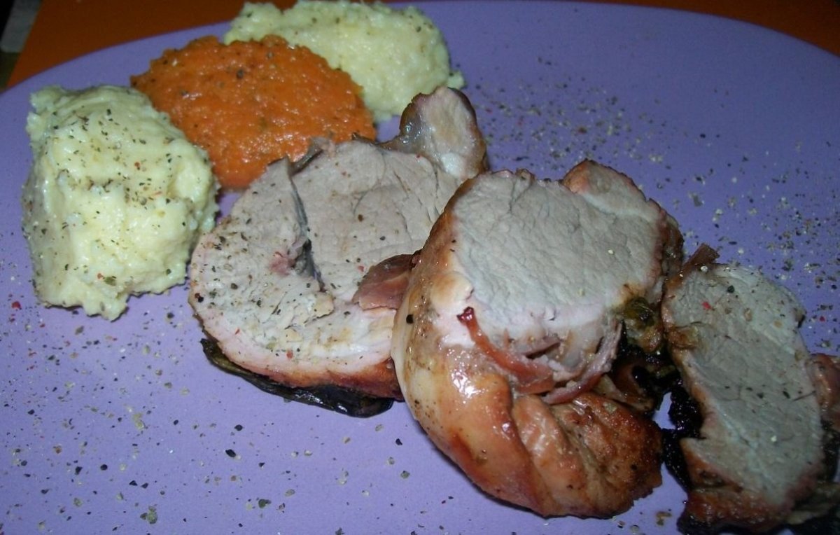 Muschiulet de porc impletit servit cu diferite feluri de piure-uri