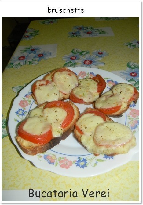 Bruschette cu mozzarella si rosii