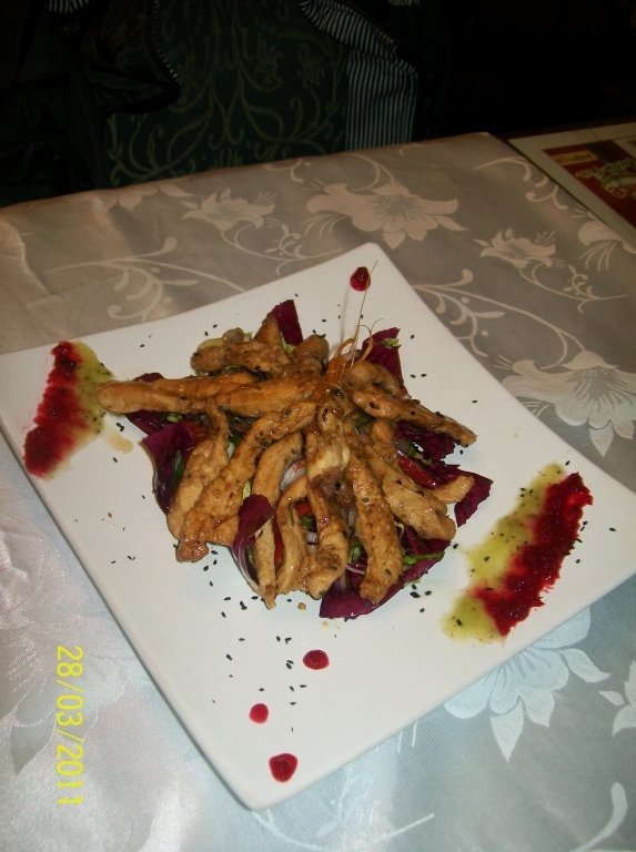Salata de radicchio cu piept de pui in stil asiatic a la Nico