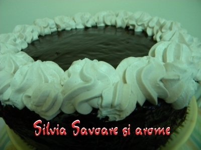 Tort cu 3 feluri de crema.