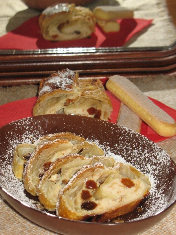 Strudel cu urda si stafide