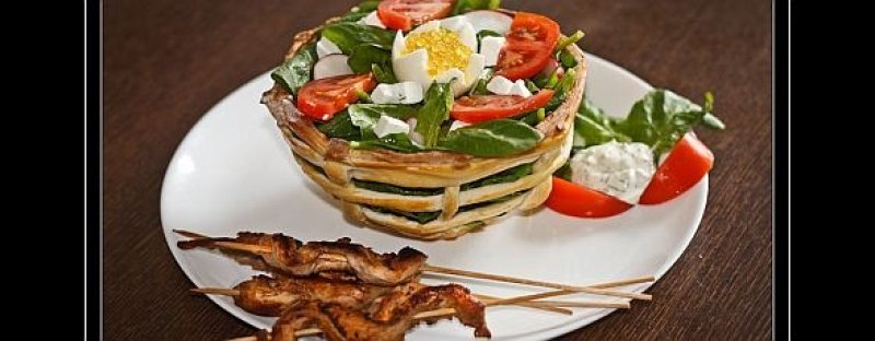 Irina Bucsa ne ofera: SALATA in COSULET de PAINE si FRIGARUI de MIEL