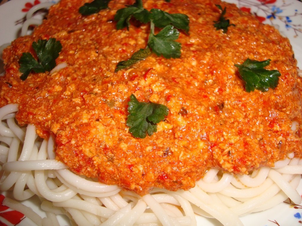 Spaghete cu sos din carne de pui