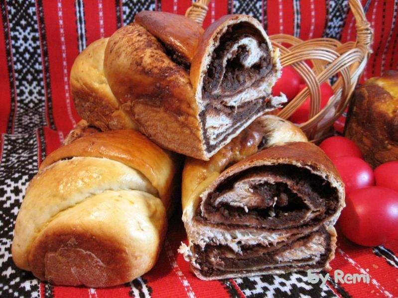 Cozonac cu nucă şi rahat