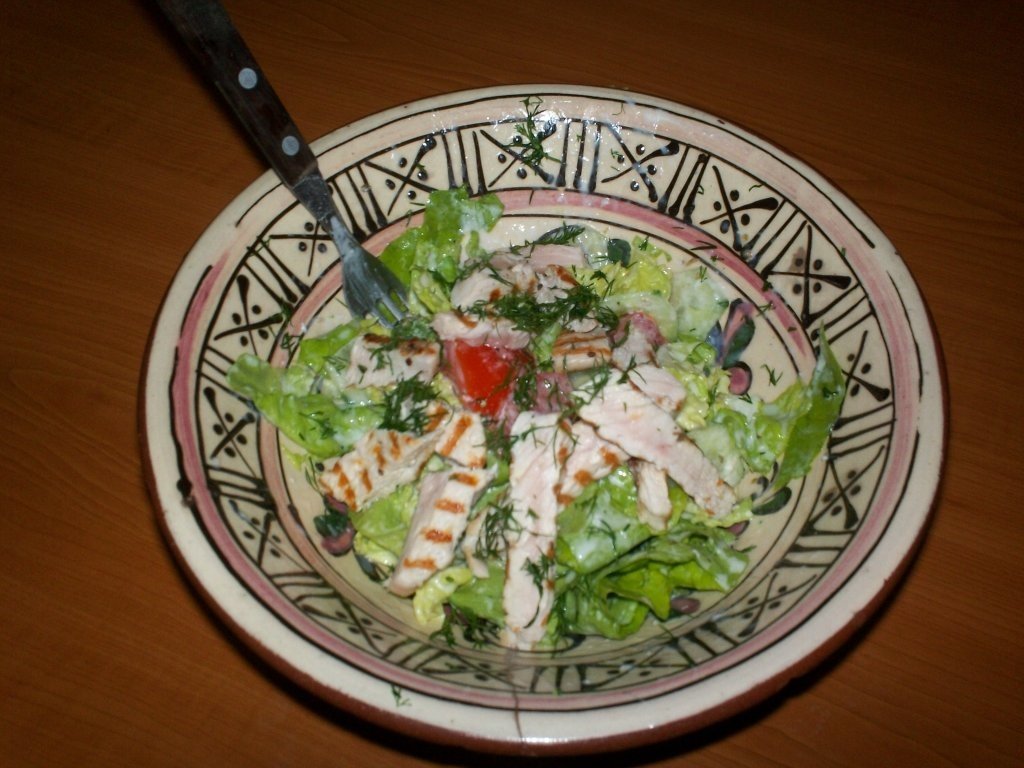 Salată cu dressing de iaurt