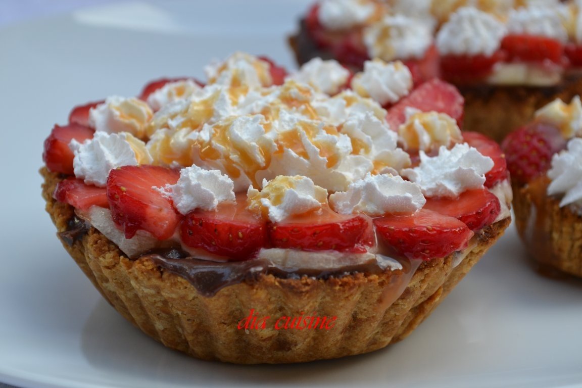 Cosulete cu inghetata, ciocolata si capsuni