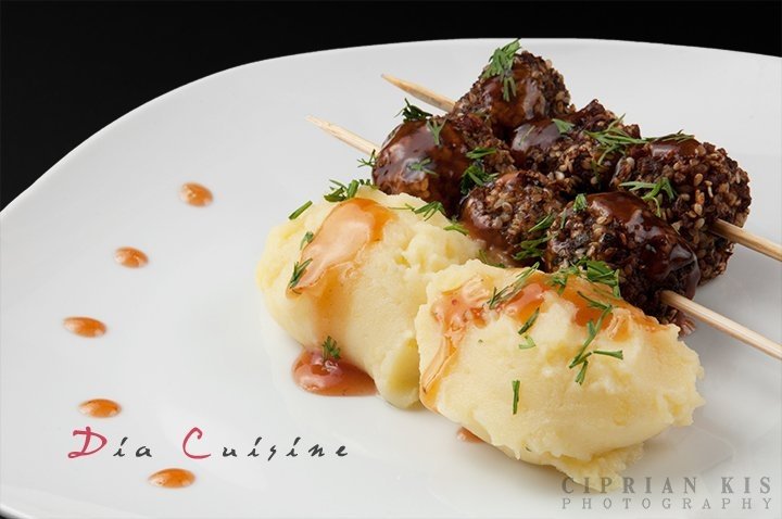 Chiftelute cu curry rosu si susan