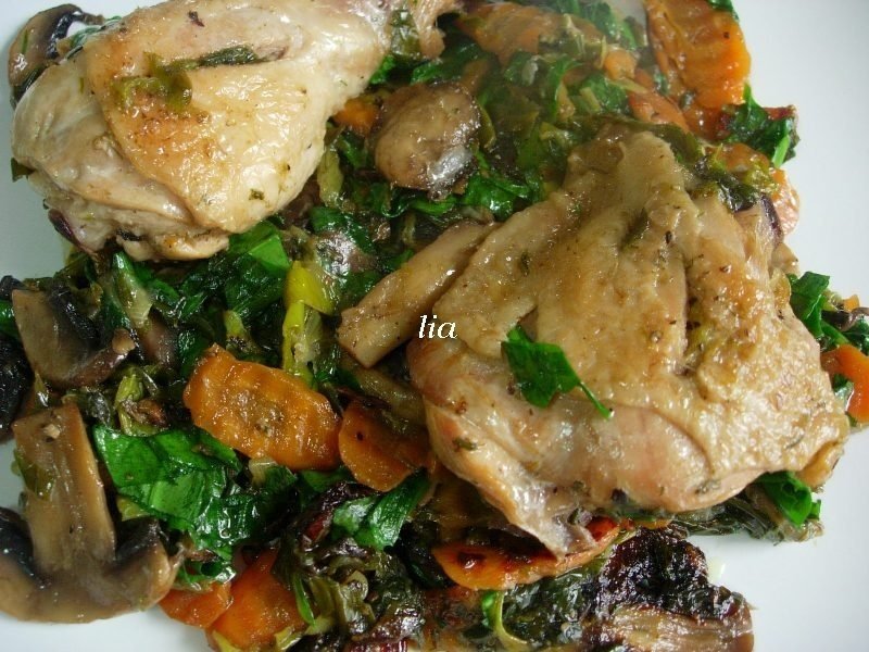 Pulpe de pui, pe pat de legume cu leurda