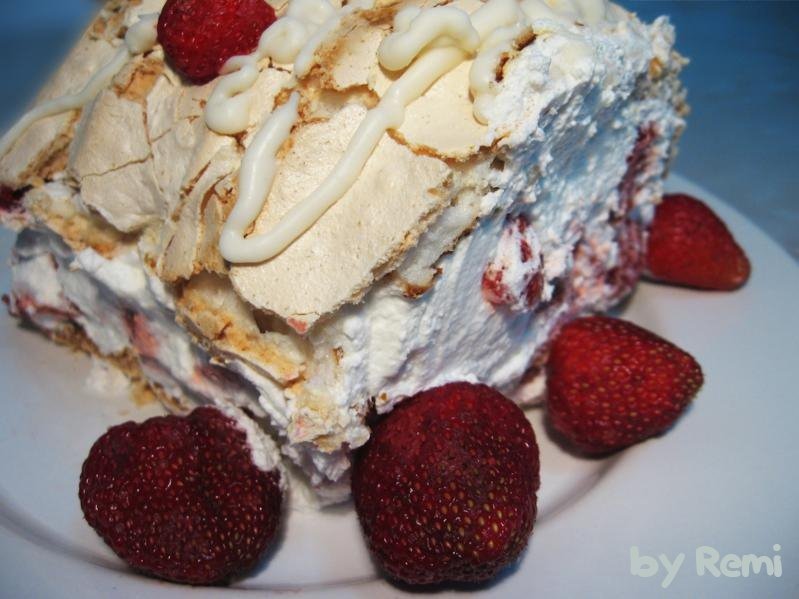 Ruladă de bezea cu căpşuni