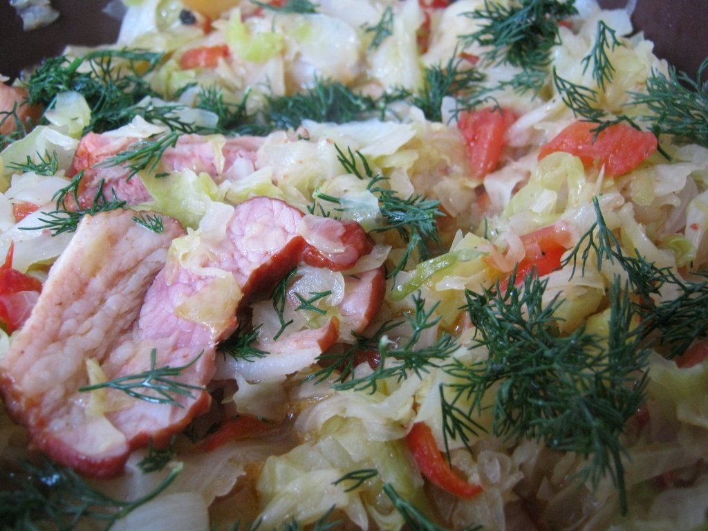 Varză înăbuşită cu ardei şi costiţă