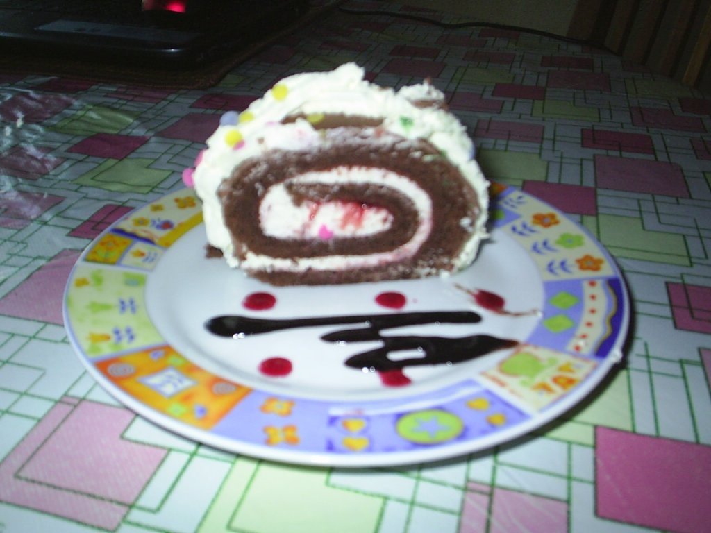 Rulada de ciocolata cu gem de capsuni si frisca