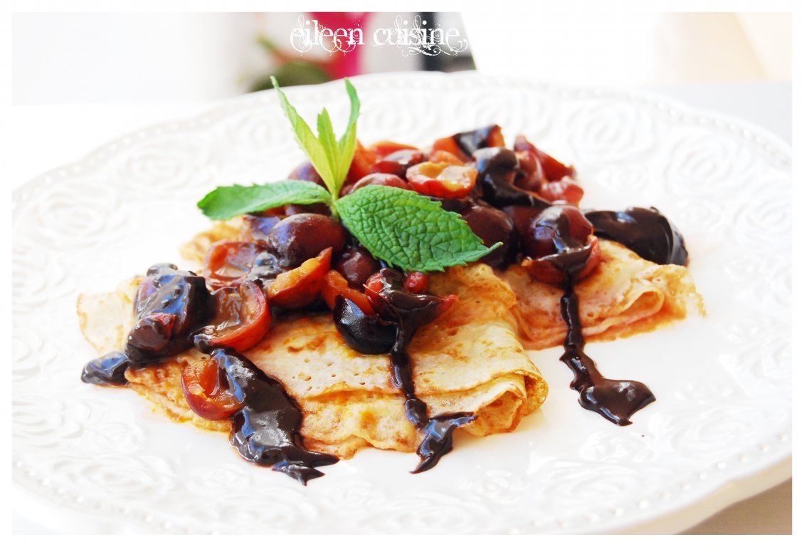 Clatite cu cirese si sos de ciocolata