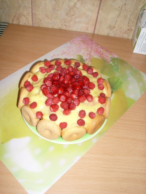 Tort din wafe si donuts cu  jeleu de zmeura