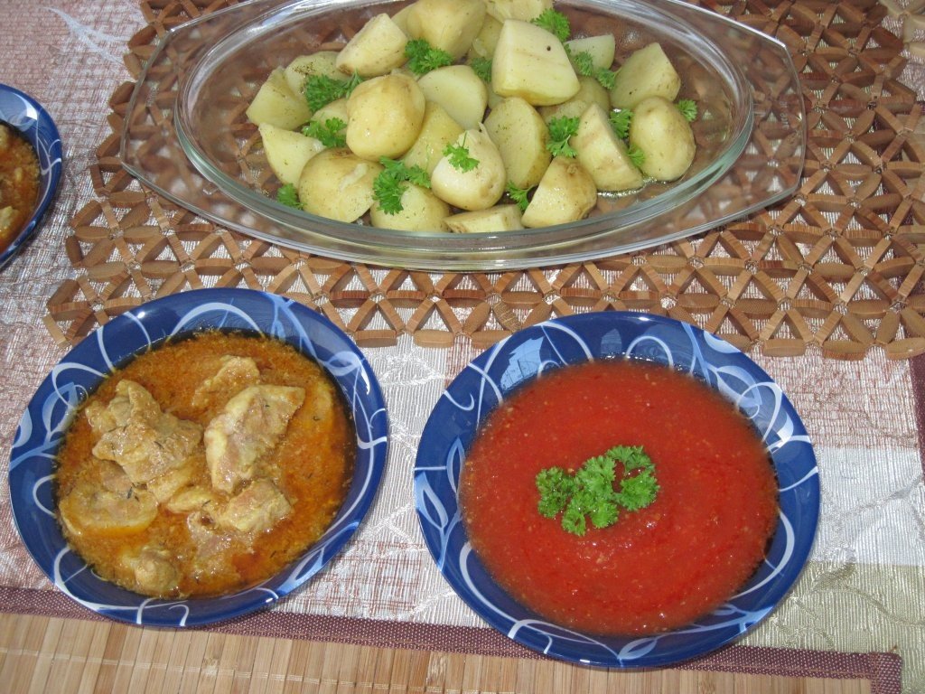 Tochitura de porc cu sos de rosii si cartofi natur