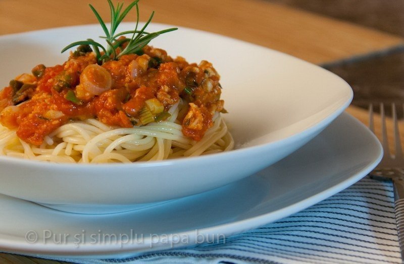Spaghettini cu sos simplu şi ierburi aromatice
