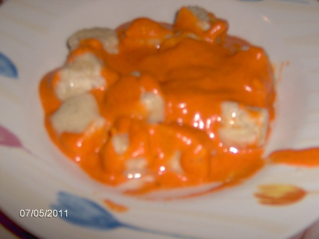 Gnochi din brinza in sos de ardei