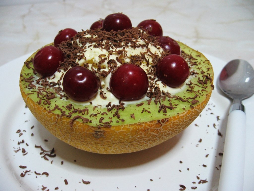 Îngheţată de vanilie cu visine şi pepene galben