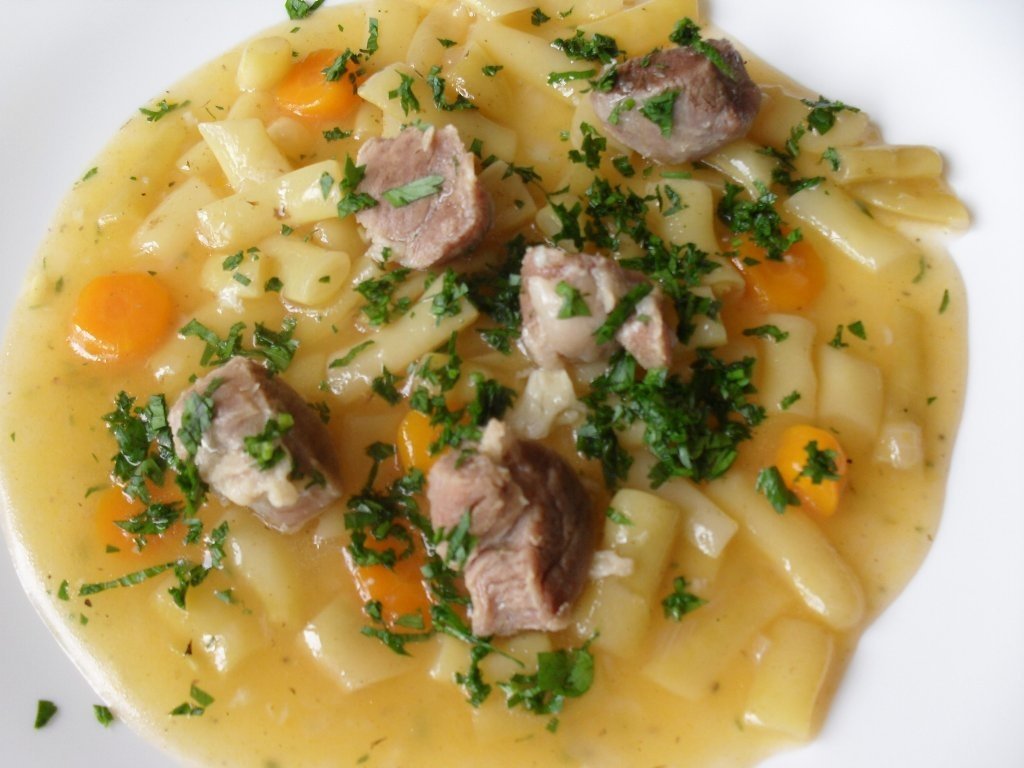 Mancare din pastai de fasole cu carne de porc