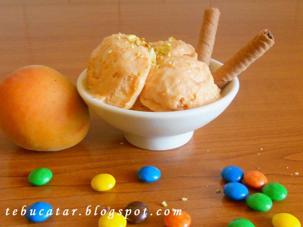 Inghetata de caise cu fistic