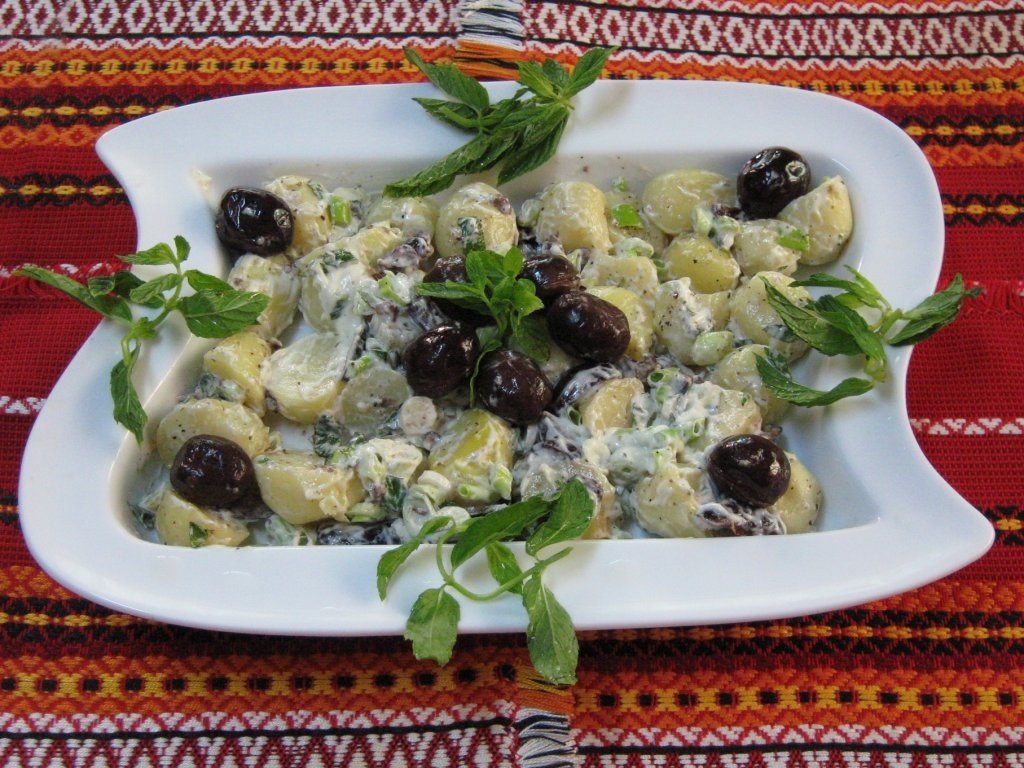 Salata orientala de cartofi noi-specific arabeasca