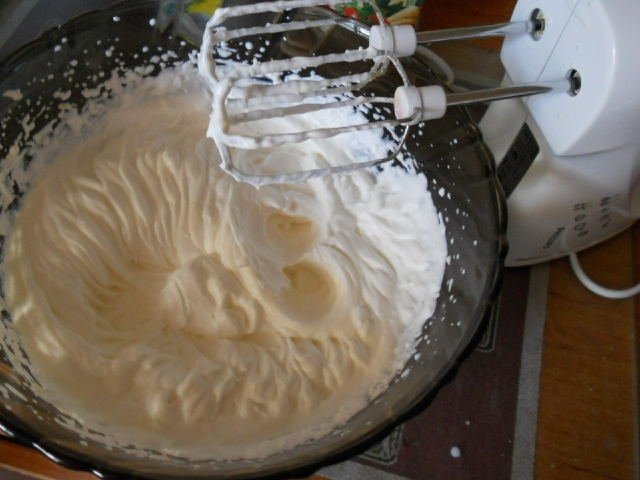 Inghetata de vanilie cu dulceata de capsuni