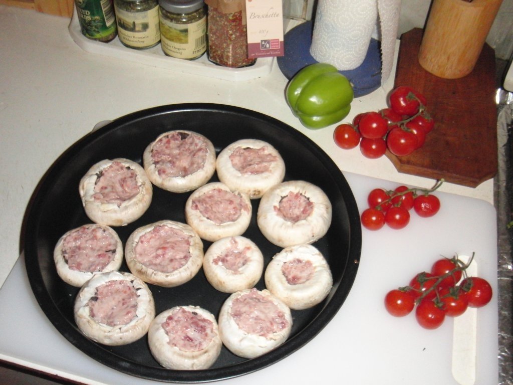 Ciuperci umplute cu pasta de mici si feta