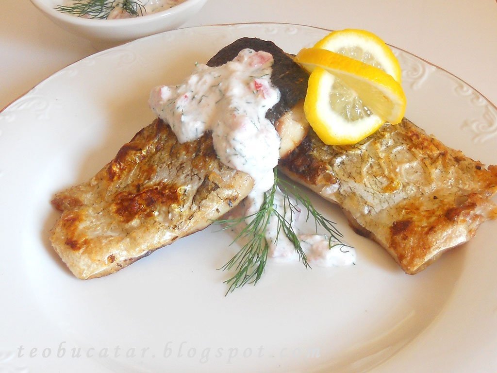 Peste cu sos de hrean si rosii