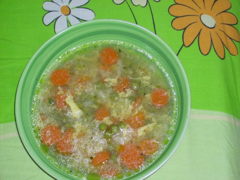 Supa de mazare cu piept de pui, orez si zdrente de ou