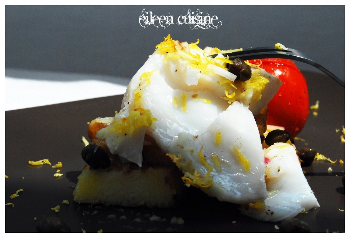 Cod la cuptor cu rosii cherry si cartofi in sos de capere