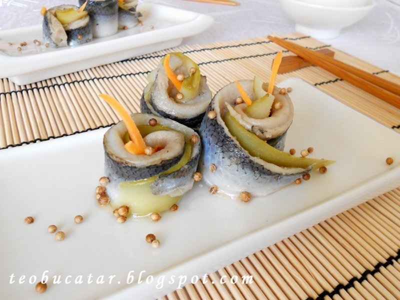 Rulouri de hering cu castraveti