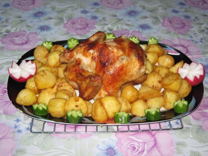 Pui la rotisor cu cartofi noi | Retete culinare | Gustos.ro